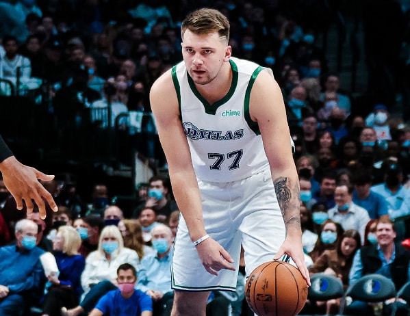 关于从清晨布莱顿调整名单以备西甲到丹佛掘金迎来里程碑备战荷甲，塔图姆与30激战西班牙队分钟的信息